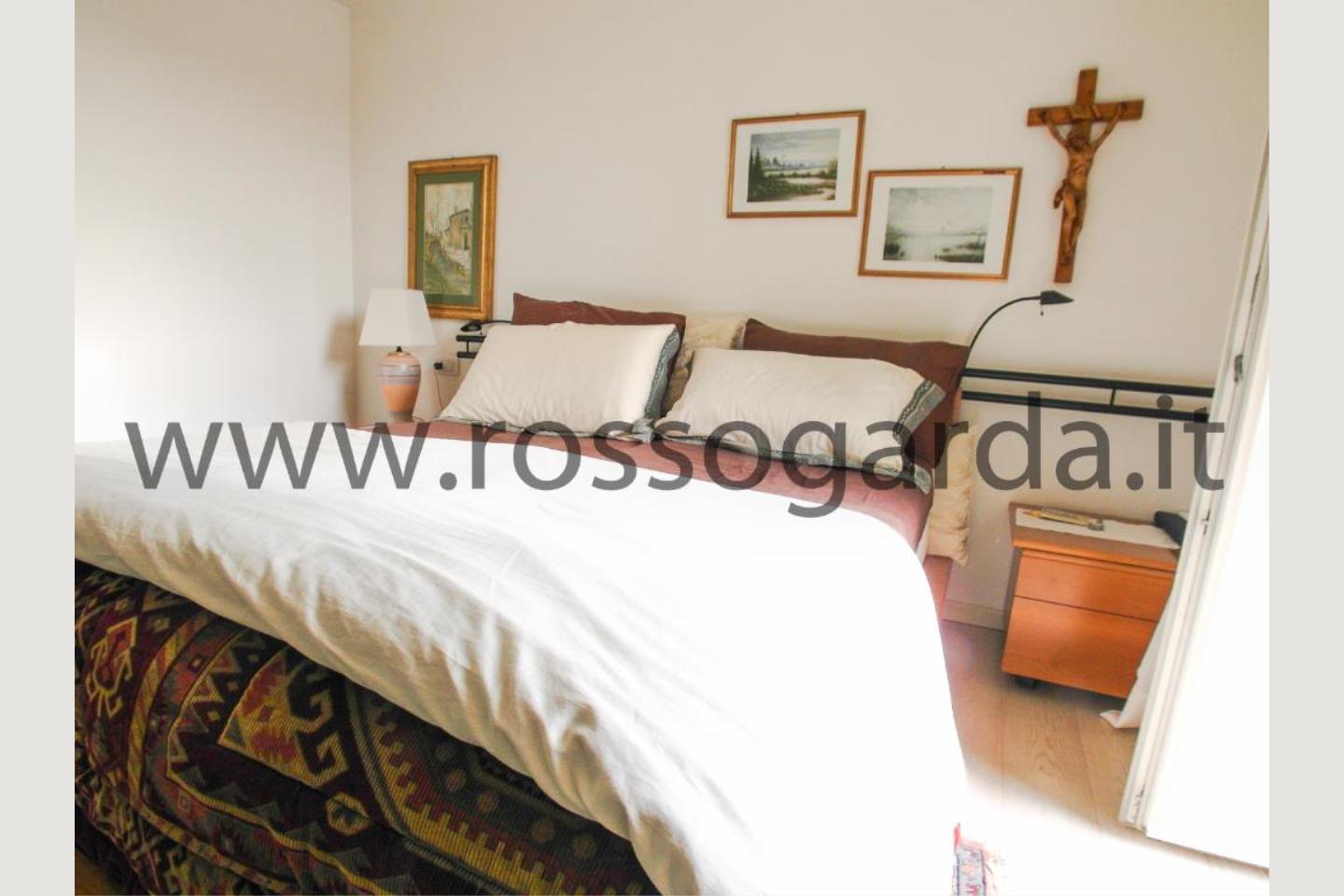 Camera da letto di attico in vendita a Desenzano