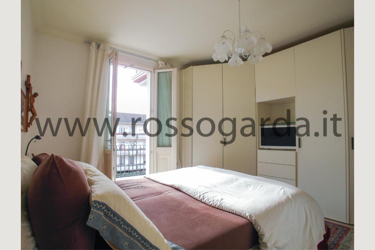 Camera con terrazzo di attico in vendita Desenzano