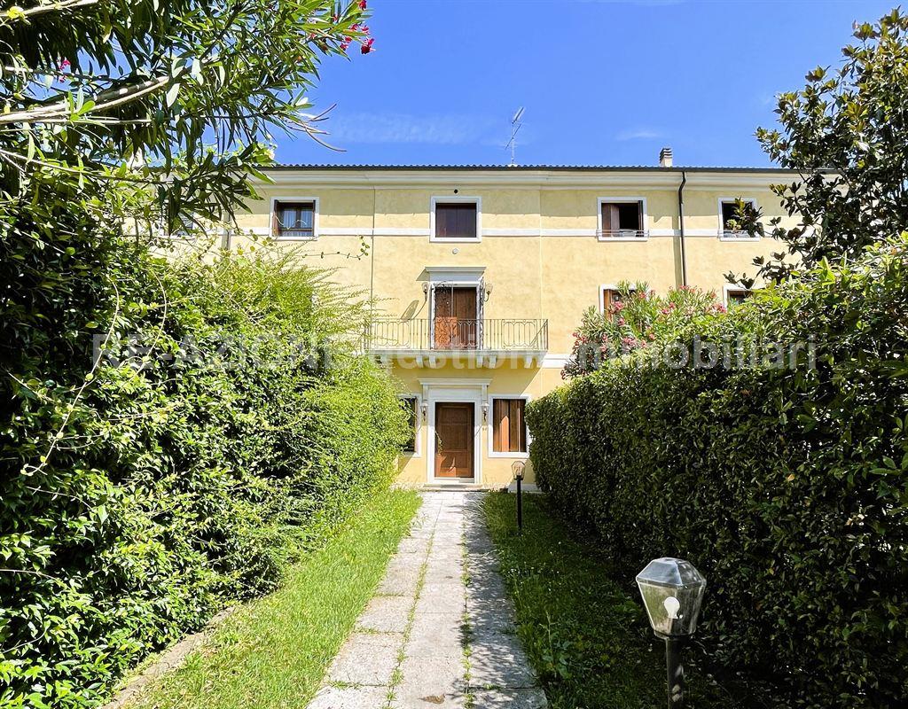 VICENZA: in vendita ampio TRICAMERE in villa