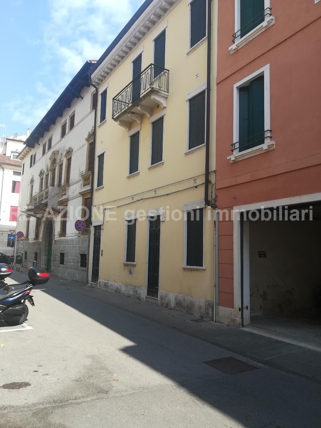 PALAZZETTO TERRA/CIELO DA RISTRUTTURARE IN CENTRO STORICO DI VICENZA