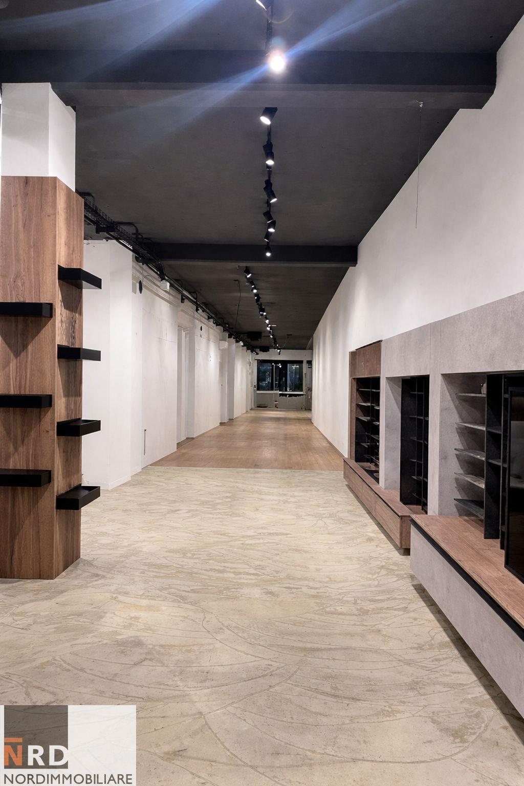 Splendido Negozio di 465 mq con Giardino Privato