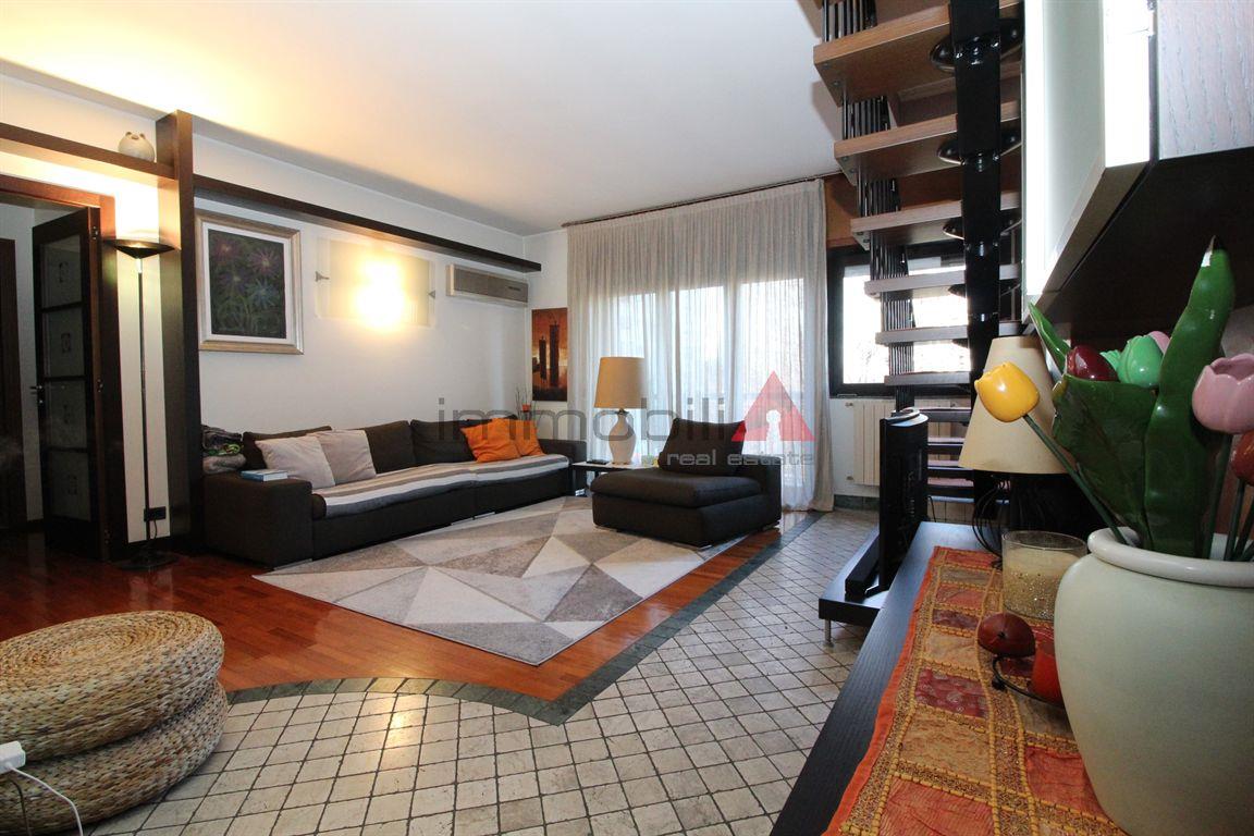 Monza - Ampio quadrilocale su 2 livelli di 180mq con terrazzo di 16mq € 342.000,00