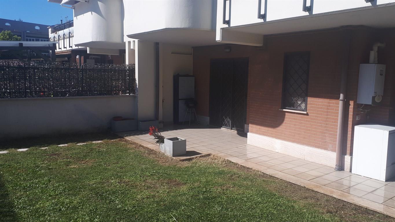 Appartamento con ampio giardino, box auto e cantina