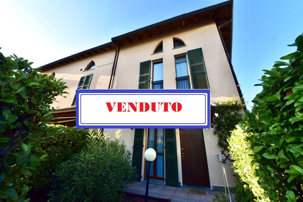 PORZIONE DI VILLA CON INGRESSO INDIPENDENTE, GIARDINO PRIVATO E BOX DOPPIO