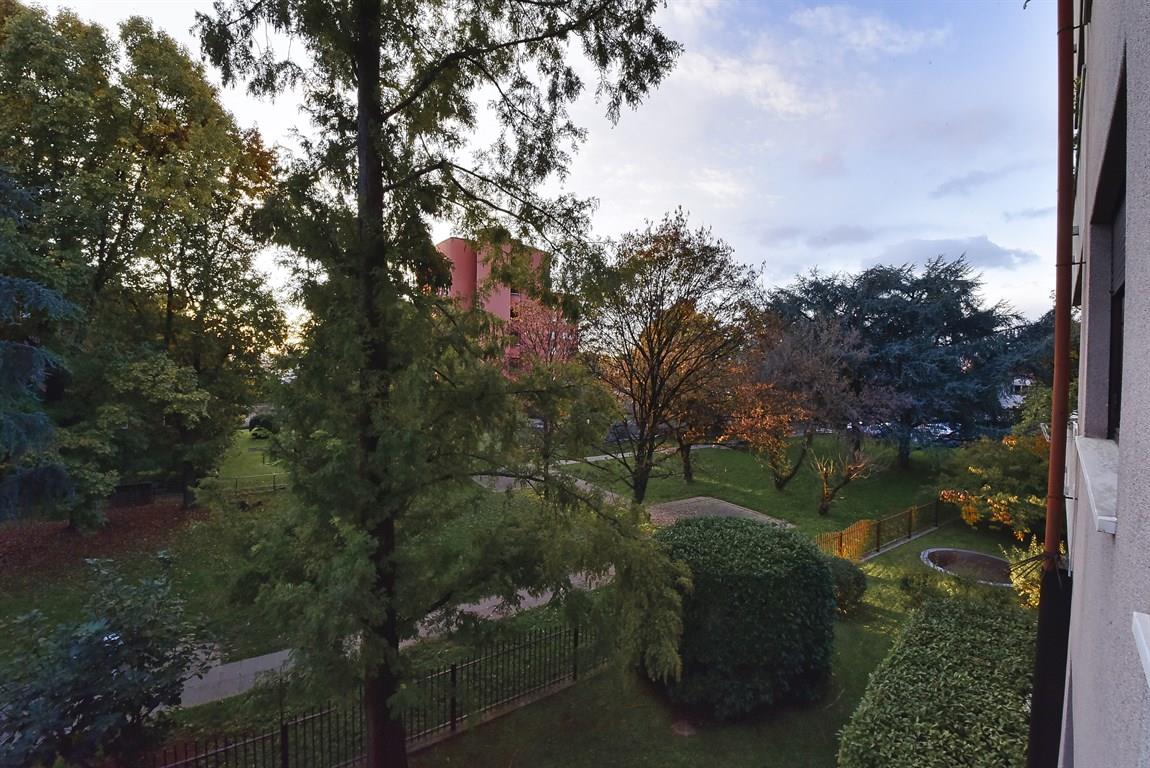 VEDANO AL LAMBRO - Quadrilocale parzialmente arredato con terrazzo e box doppio