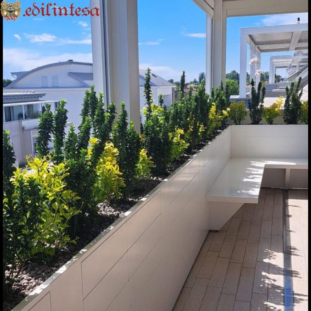 Splendido Attico divisibile come trilo o quadrilocale a due passi dalla stazione comodo con Milano vicino valassina