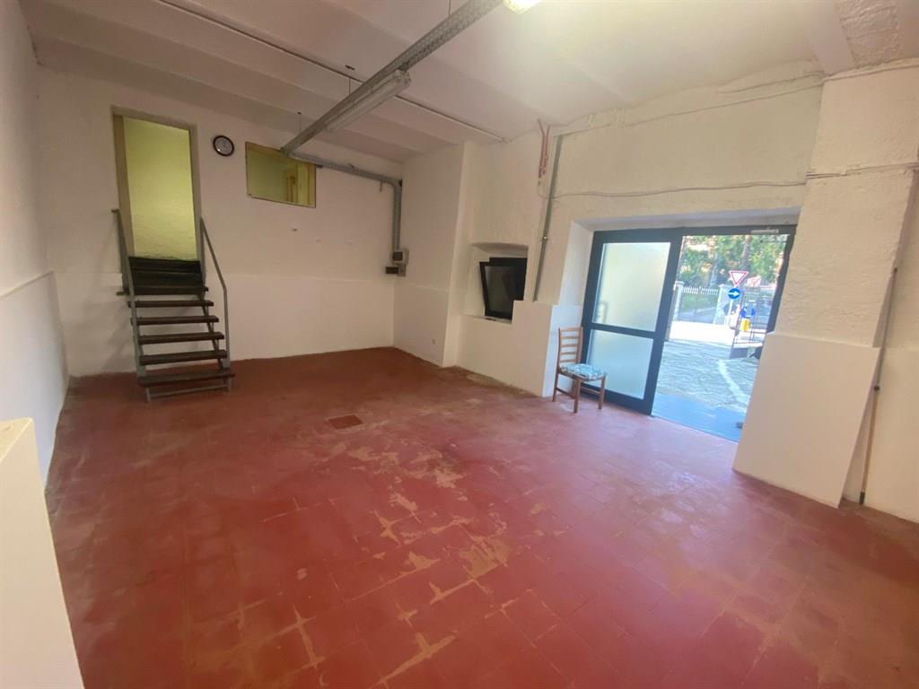 laboratorio inidpendente con posteggio privato e zona ufficio