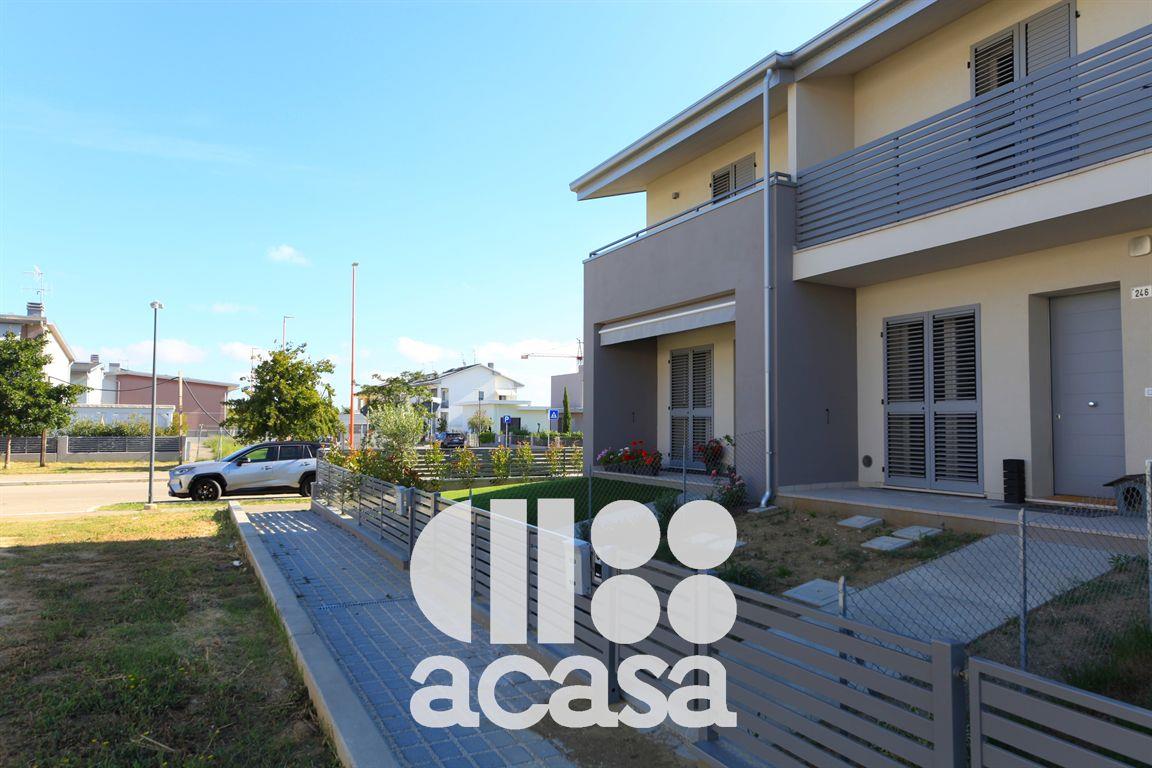 VILLETTA A SCHIERA IN COSTRUZIONE