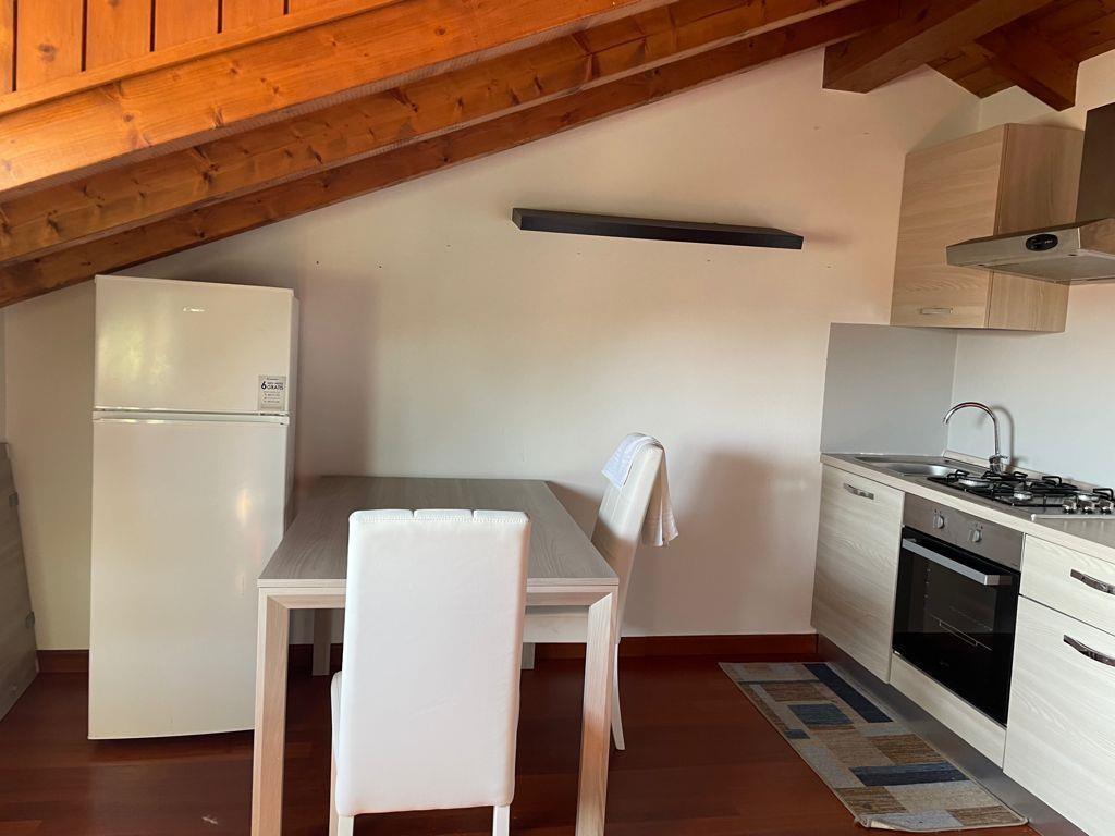 mrz630 - mansarda bilocale arredata con posto auto, solo 630 € tutte le bolletta incluse
