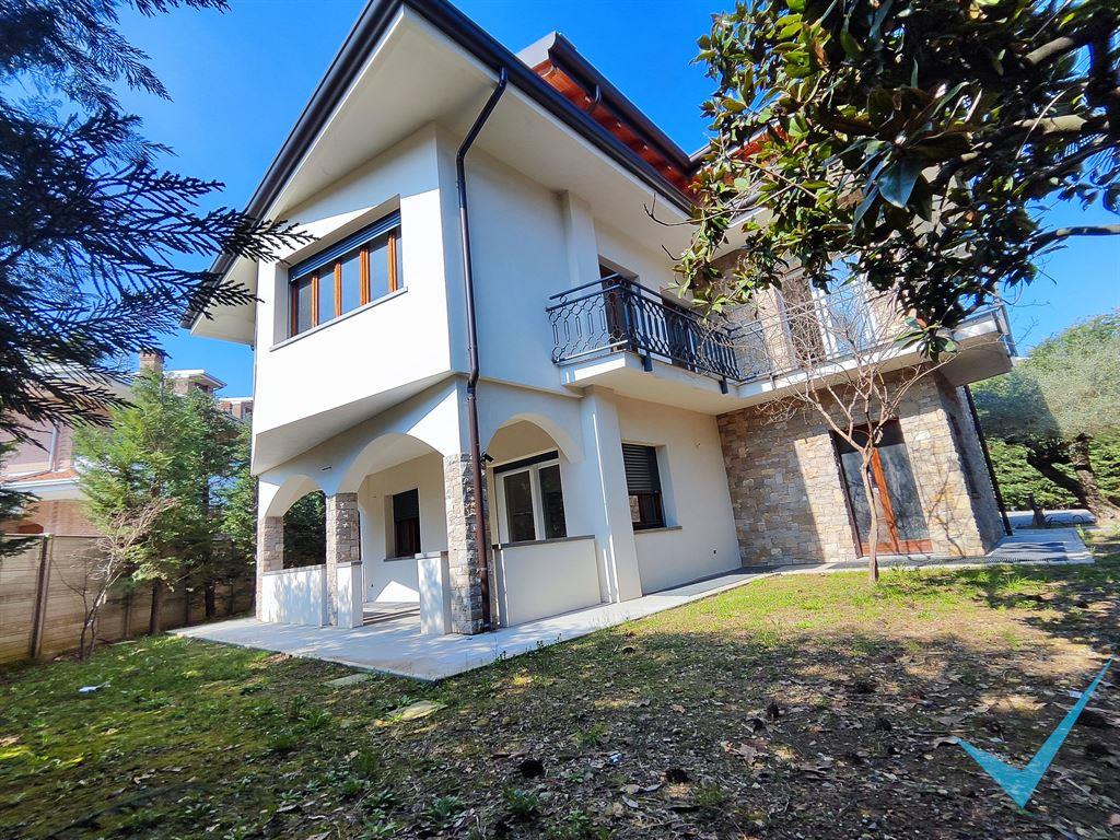 Villa Centro Limbiate con Ampio Giardino