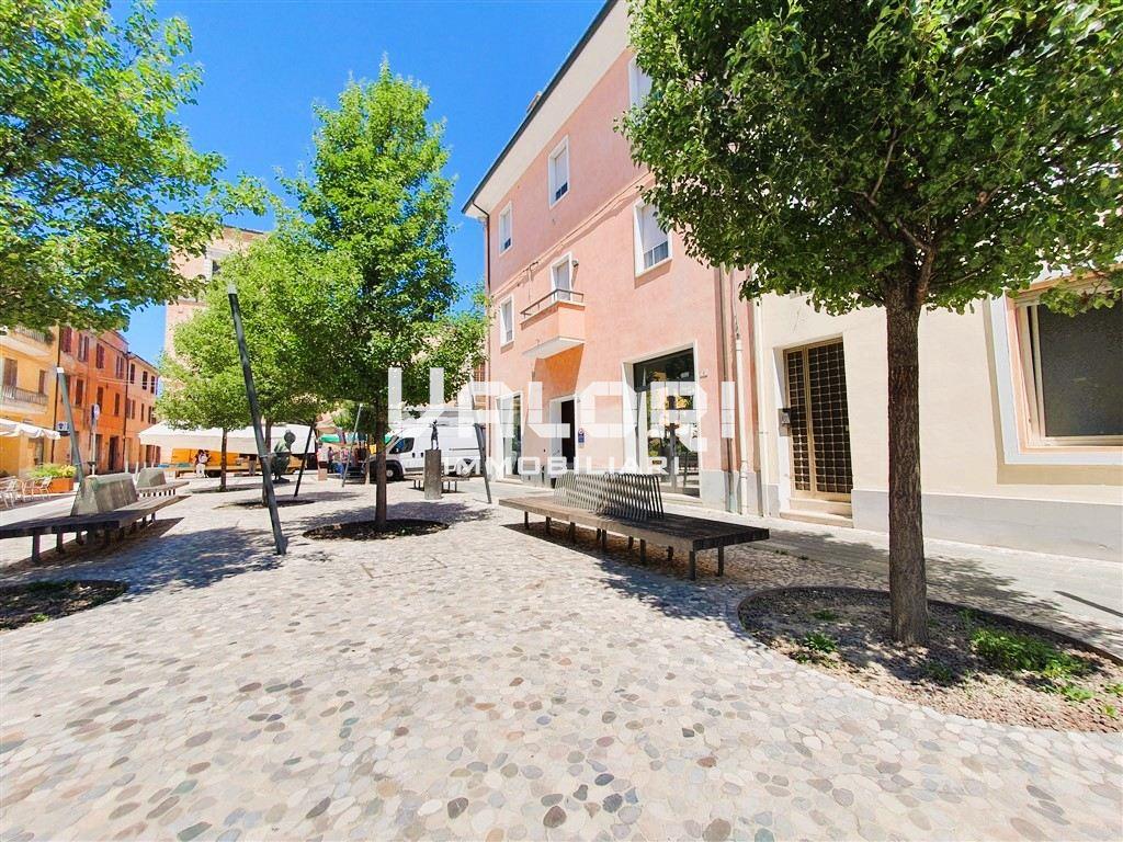 STUDIO CON INGRESSO INDIPENDENTE E AMPIA VETRINA