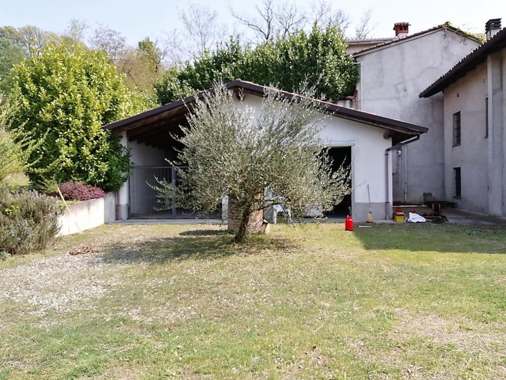 Casale con 7.000 mq. di terreno in vendita a Calamandrana (AT)