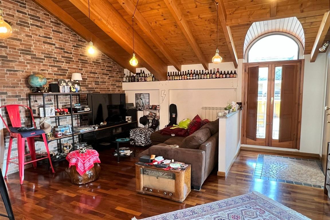 APPARTAMENTO MANSARDATO CON BOX E CANTINA
