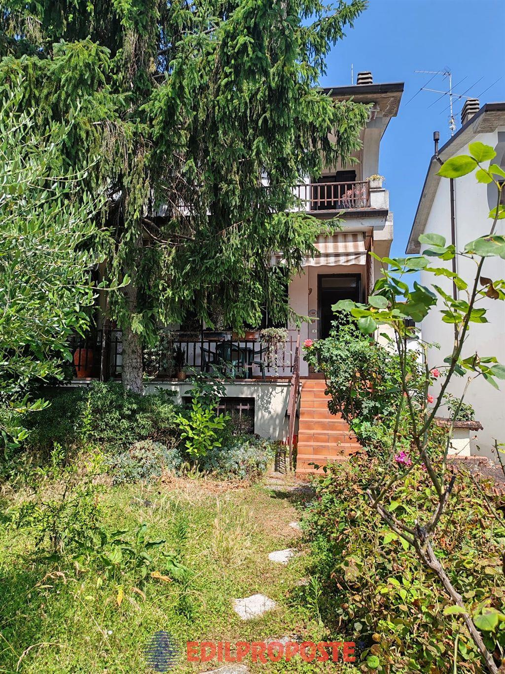 Villetta a Schiera di Testa con Taverna con Camino, Giardino, Balconi e Terrazzo