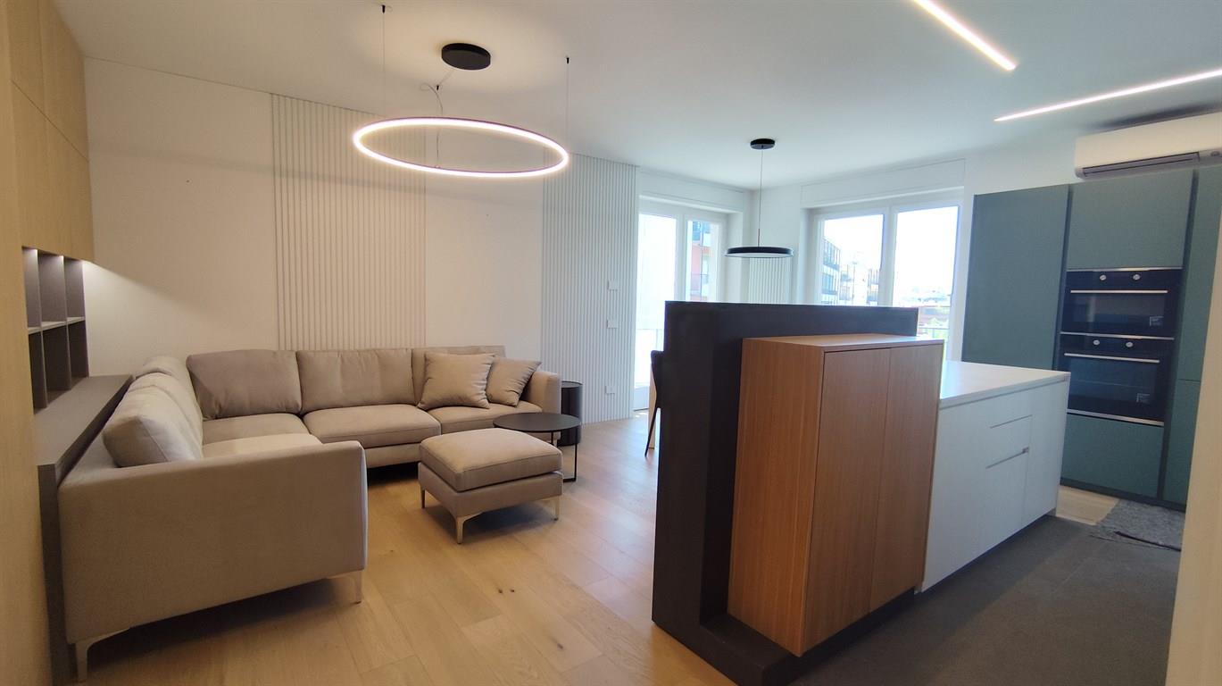 4Locali con doppio servizio piano alto con balconate completamente ristrutturato