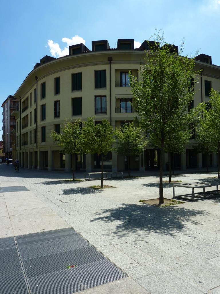 LISSONE CENTRO - ampio box deposito in locazione