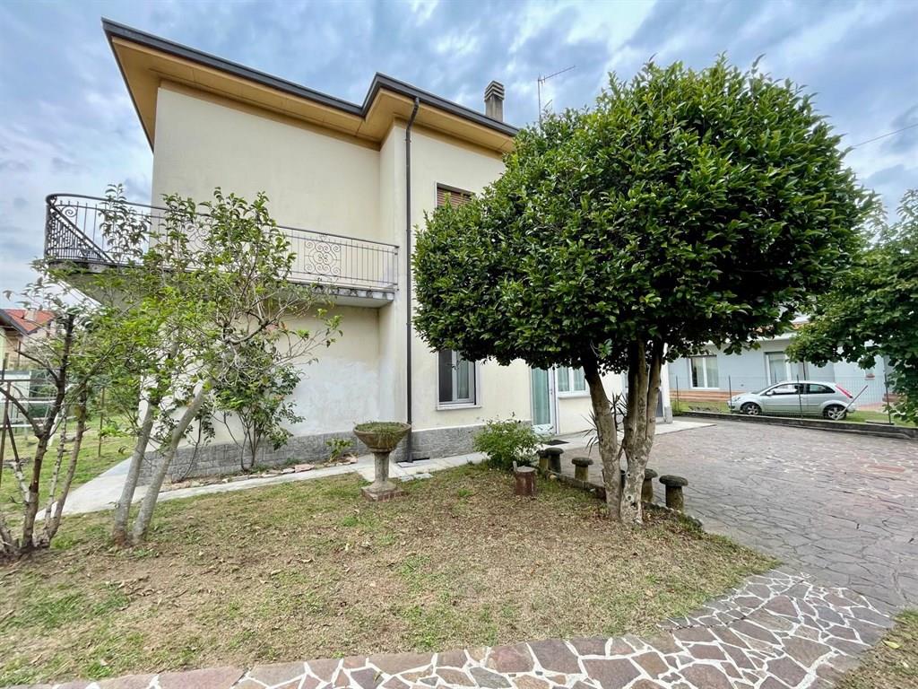 intera villa singola bifamigliare libera subito