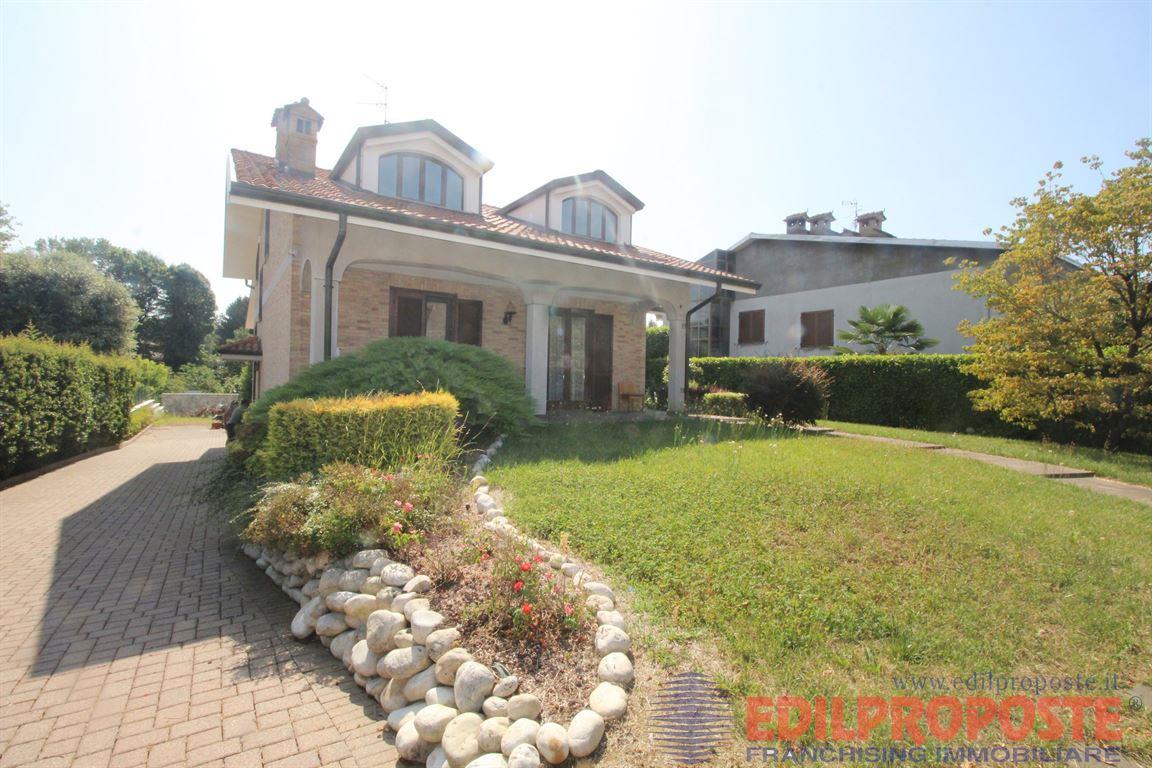 Elegante Villa Singola con Ampio Giardino Privato a Misinto