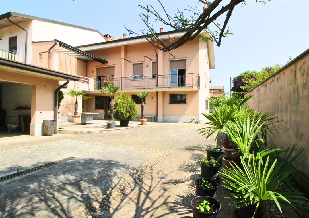 Vendesi Villa con diverse unità abitative e terreno - Limbiate centro.
