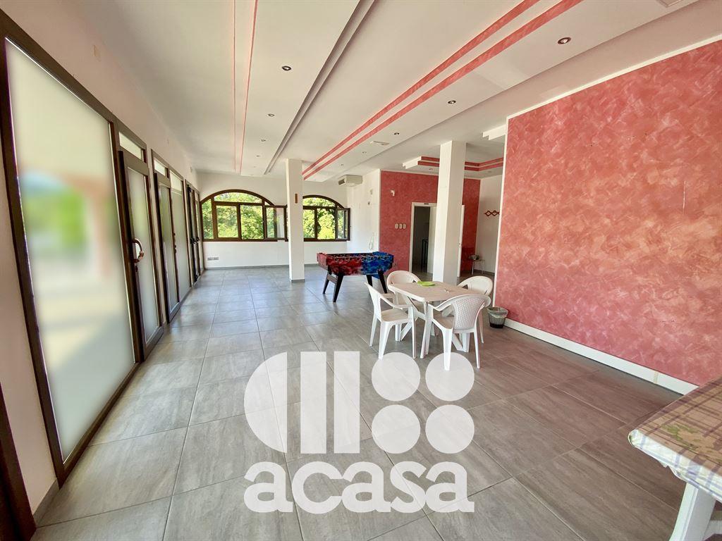 VILLETTA CON AREA COMMERCIALE