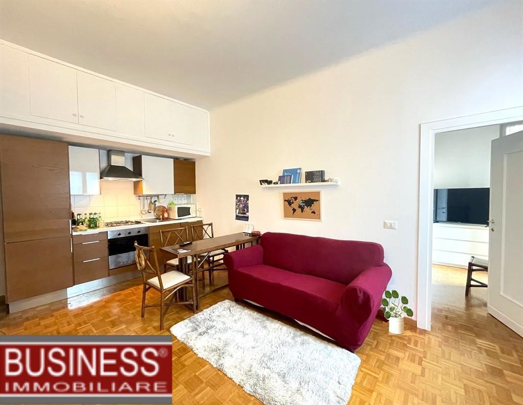 MILANO, REGINA GIOVANNA - BILOCALE ARREDATO PIANO ALTO.