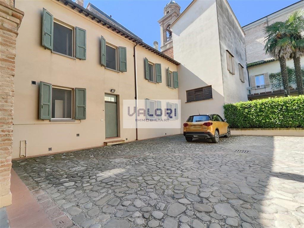 CENTRALISSIMO APPARTAMENTO INDIPENDENTE TERRA/CIELO CON CANTINA E POSTO AUTO