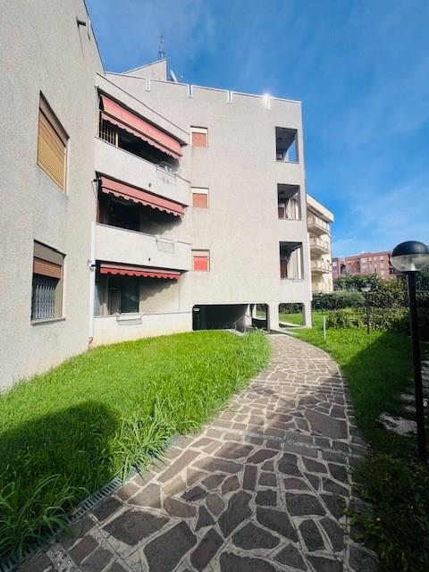 ULTIMO PIANO TRILOCALE CON TERRAZZO E BOX A MONZA SAN ROCCO