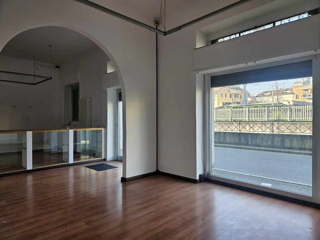 Monza Sobborghi - AFFITTASI negozio con 2 vetrine