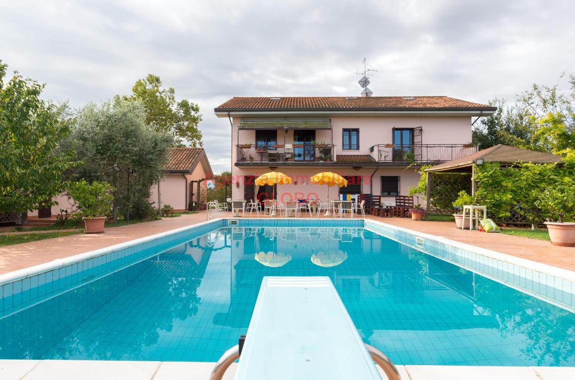 Tra Cesena e Cervia - Villa composta da due unità con piscina e 8.500 mq. di giardino