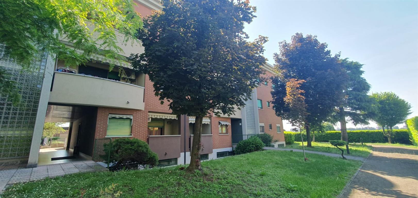 2 LOCALI CON PICCOLO TERRAZZINO