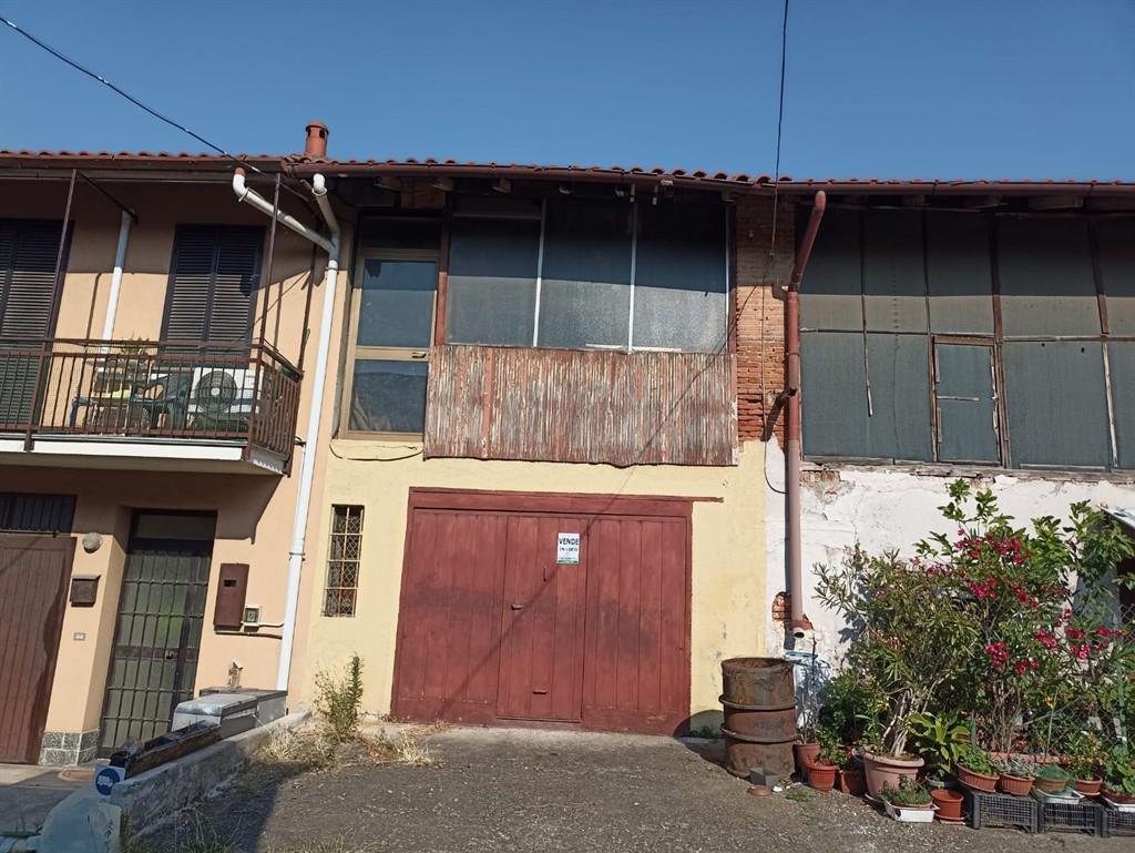 CENTRO BUSNAGO - IN VENDITA PORZIONE TERRA/CIELO USO DEPOSITO