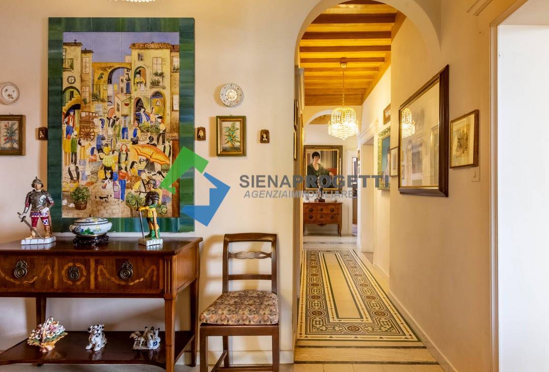 Siena Piazza Provenzano - vendesi appartamento piano terra con tre camere - Richiesta € 650.000