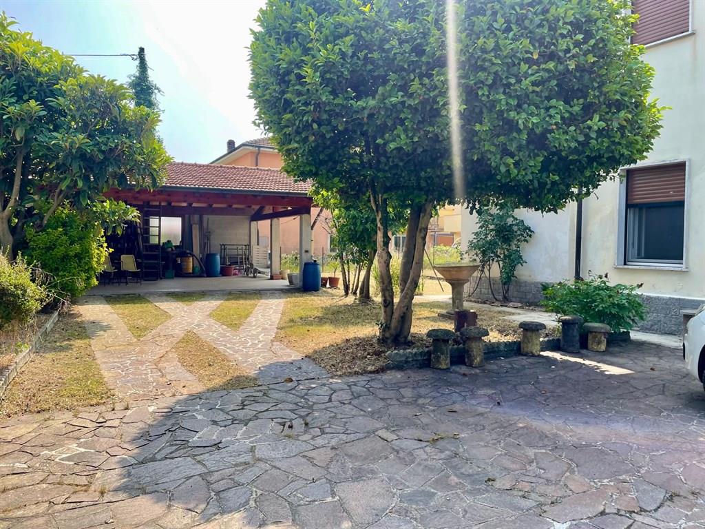 VILLA SINGOLA BIFAMIGLIARE COMPOSTA DA 2 QUADRILOCALI - GIARDINO