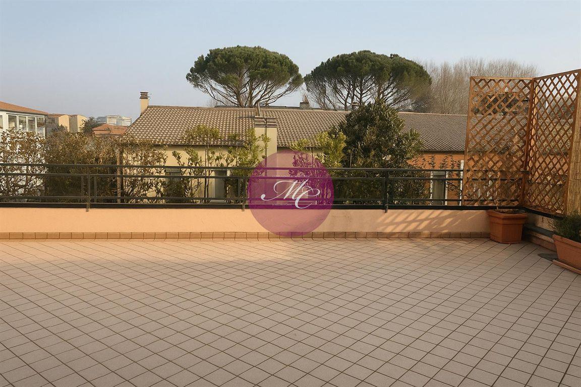 RAVENNA ZONA VICOLI - VENDESI APPARTAMENTO CON TERRAZZO, BALCONE E GARAGE,  OTTIMA POSIZIONE