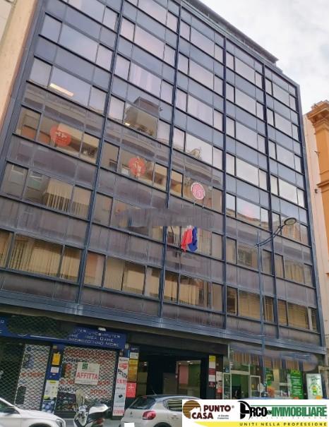 In Via Mariano Stabile , quasi angolo  con via Ruggero Settimo,  proponiamo in locazione splendido ufficio di rappresentanza esteso mq 550,  3 posti Auto coperti