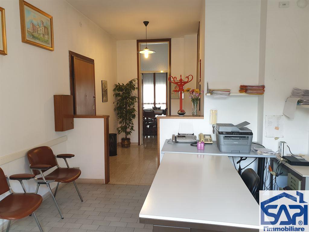 Ufficio con Posto Auto e Cantina