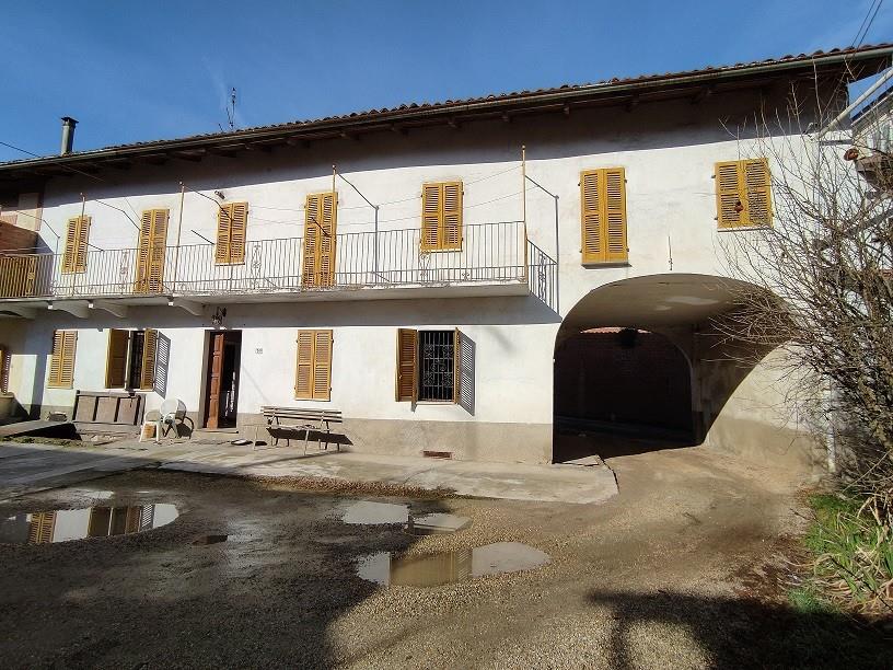 Ampia Casa nel Centro del Paese di ROCCA D'ARAZZO con Cortile, Portico e Terreno - Ideale per Famiglie Numerose