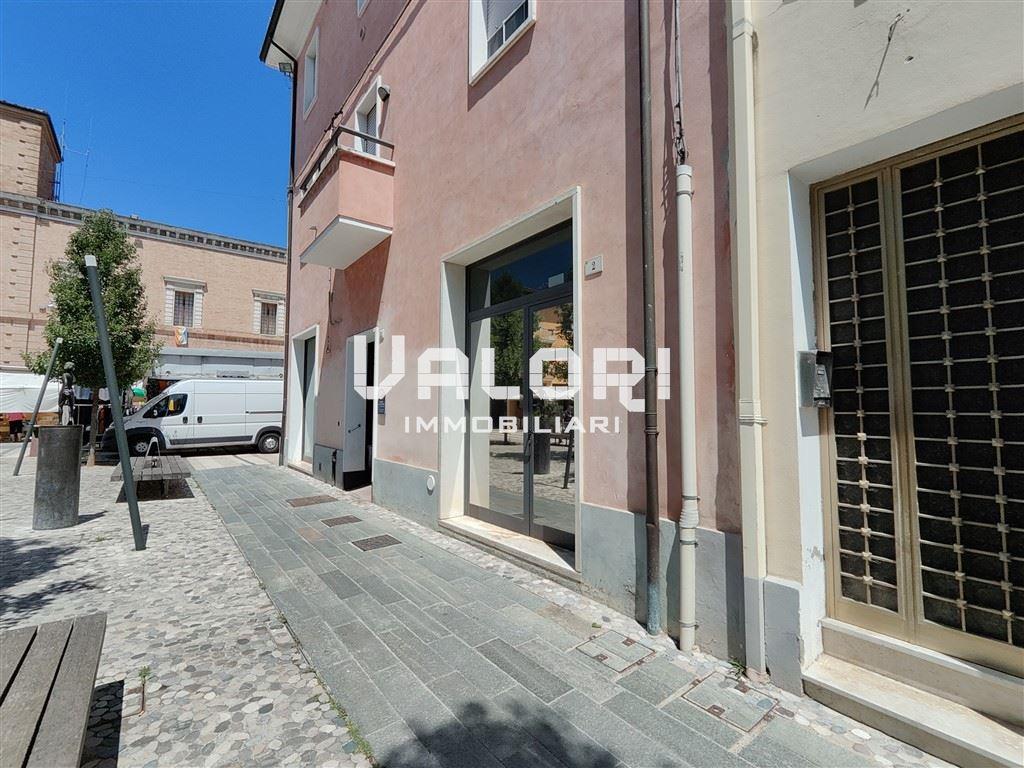 STUDIO CON INGRESSO INDIPENDENTE E AMPIA VETRINA