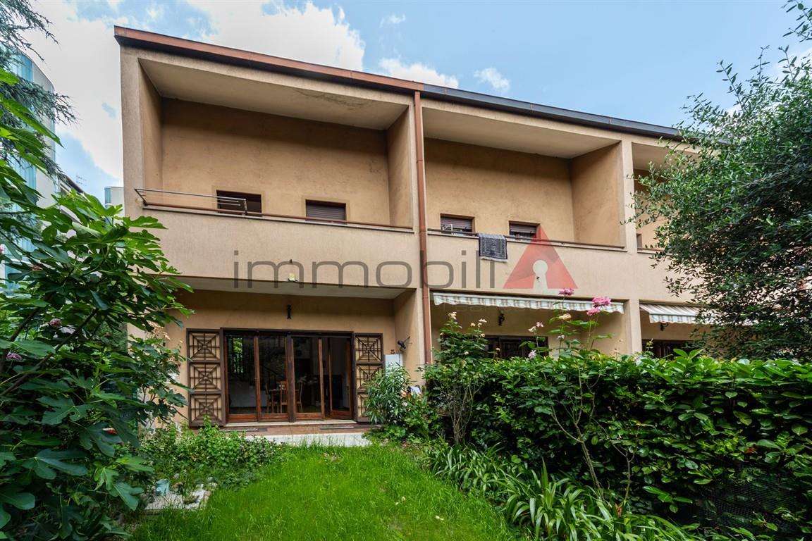 Seregno - Villa angolare con giardino privato e box doppio Euro 278.000,00