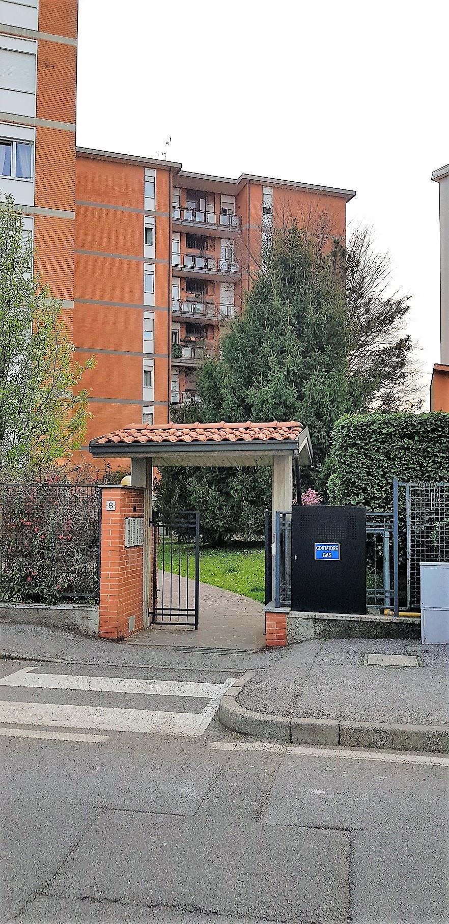 Monza Parco Vedano al Lambro affittasi ampio Appartamento 3 locali e servizi - Cantina - Box