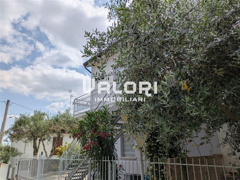 PORZIONE DI CASA INDIPENDENTE BIFAMILIARE CON TERRAZZA, CORTE E GARAGE DI 50 MQ