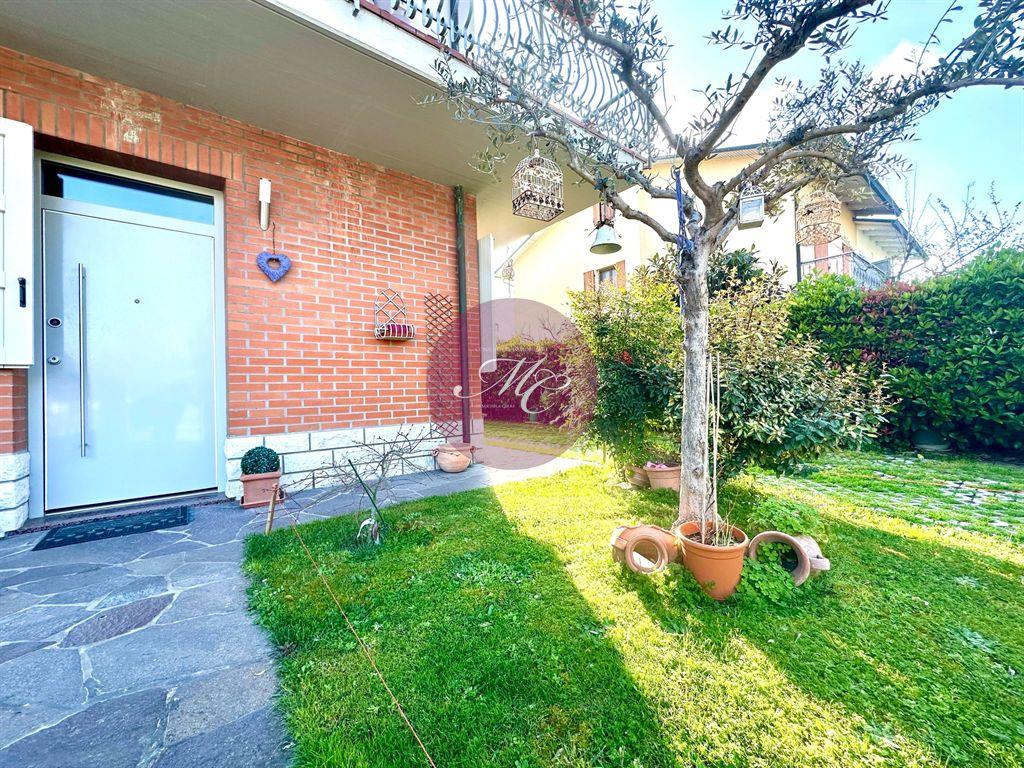 SAN BARTOLO (RA): Casa indipendente ristrutturata abbinata ad un lato con giardino