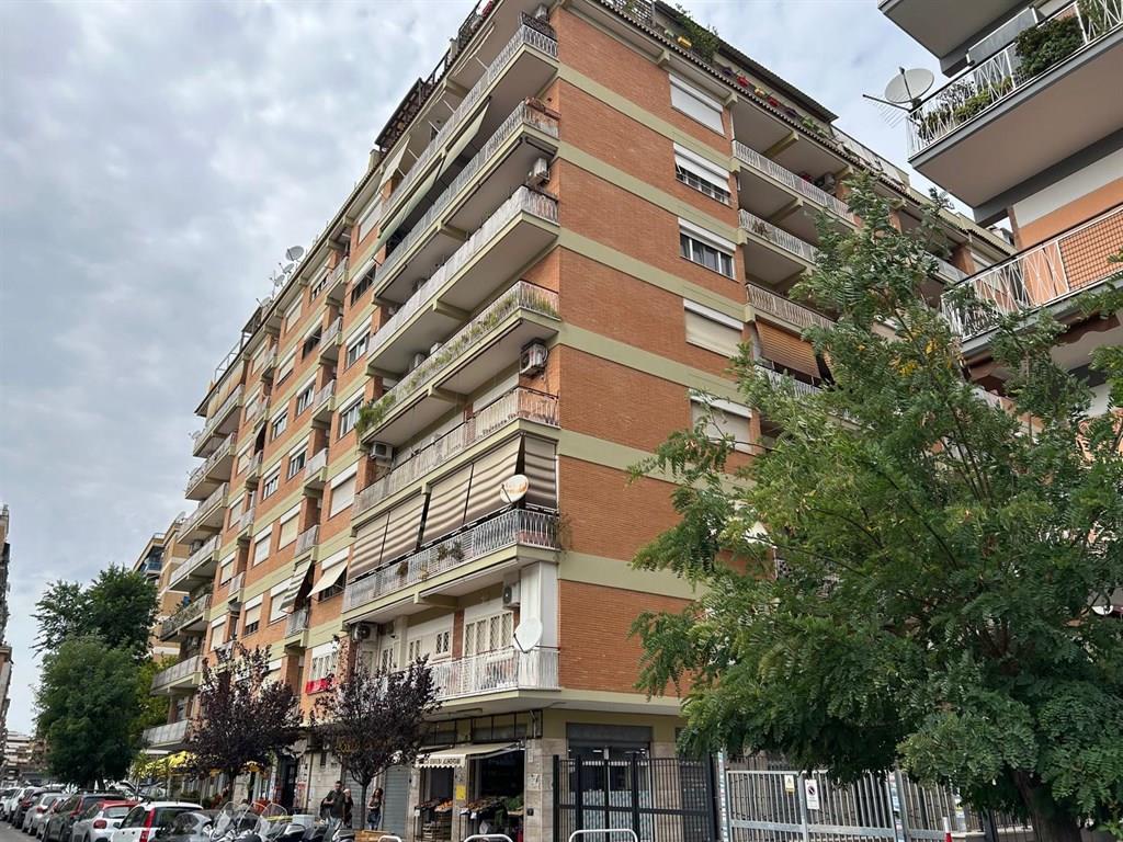 Tuscolano/Quadraro - ampio trilocale con balcone