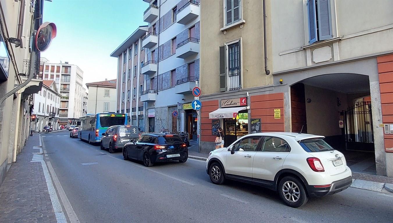 MONZA CENTRO - negozio ristrutturato a reddito per investimento