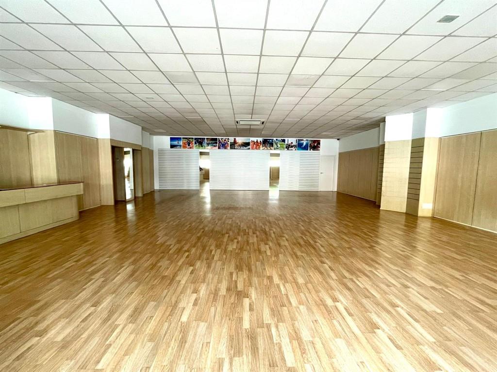 OTTIMA VISIBILITA'.. INTROVABILE NEGOZIO OPEN SPACE MQ 210 CON 2 AMPIE VETRINE .. LIBERO SUBITO