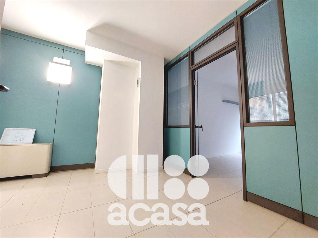 AFFITTASI UFFICIO DI oltre 60 MQ  VICINO AL PORTOCANALE