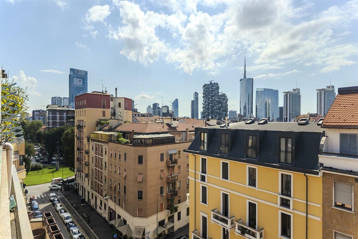 Stupendo attico quadrilocale con terrazzo in zona Isola