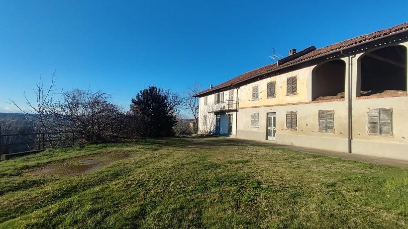 ASTI FRAZIONE VALLARONE- Casale Tipico Piemontese con Terreno e Strutture Accessorie e vista collinare.