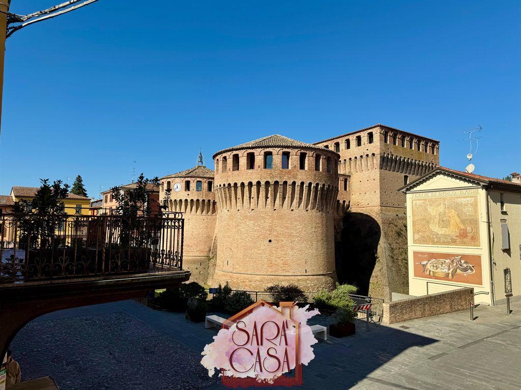 AMPIO APPARTAMENTO LIBERO SU QUATTRO LATI IN POSIZIONE CENTRALE