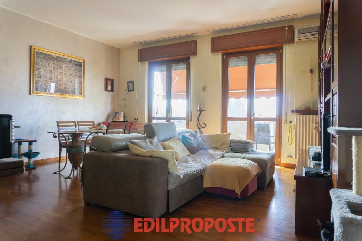 Vendesi ampio 3 locali, box e doppia cantina